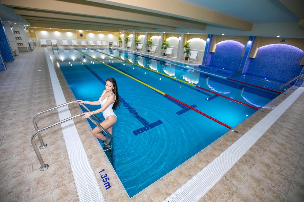 Aquasun Family Готель Санданський